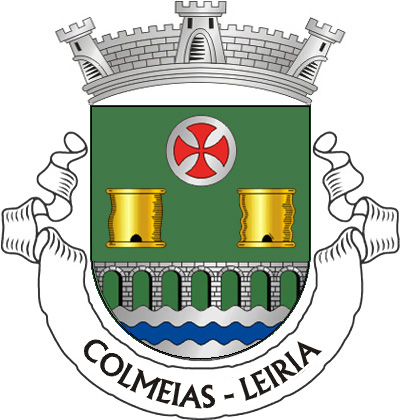 Escudo de verde, círculo de prata carregado de uma cruz da Ordem dos Templários, de vermelho e dois cortiços de ouro, realçados de negro, tudo alinhado em roquete; em campanha, ponte de sete arcos de prata, lavrada de negro, movente dos flancos e de um pé ondado de prata e azul de três tiras. Coroa mural de prata de três torres. Listel branco, com a legenda a negro: “ COLMEIAS - LEIRIA “. 