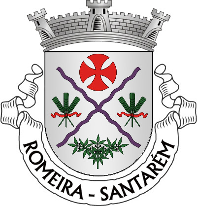 Escudo de prata, uma aspa solta de coticas de púrpura, acompanhada em chefe de uma cruz da Ordem dos Templários, de vermelho, nos flancos de dois ramos de três espigas de trigo verde, atadas de vermelho e em ponta de ramos de oliveira de verde, frutados de negro. Coroa mural de prata de três torres. Listel branco, com a legenda a negro em maiúsculas : “ ROMEIRA – SANTARÉM “.
 

