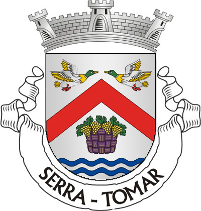 Escudo de prata, uma asna de vermelho acompanhada de dois patos bravos, volantes e em cortesia, de sua cor e por um cesto de vindima de púrpura, com uvas de ouro, folhadas de verde; em ponta, duas burelas ondeadas de azul. Coroa mural de prata de três torres. Listel branco com a legenda a negro, em maiúsculas : “SERRA - TOMAR“. 