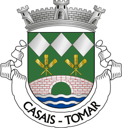 Escudo de verde, uma ponte romana de um arco de prata, lavrada de vermelho, movente dos flancos e de um contra-chefe ondeado de azul e prata e encimada de dois ramos de três espigas de ouro; em chefe, três lisonjas de prata, unidas e firmadas nos bordos. Coroa mural de prata de três torres. Listel branco com a legenda a negro, em maiúsculas : “ CASAIS - TOMAR “.