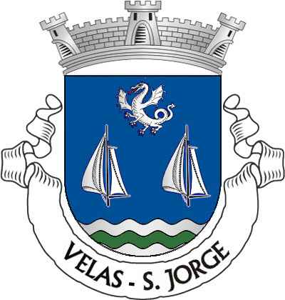 Escudo de azul, dragão de prata lampassado, animado e armado de vermelho e duas velas de embarcação de prata, armadas em mastro e cordame de negro, tudo alinhado em roquete; campanha diminuta ondada de prata e verde de três peças. Coroa mural de prata de três torres. Listel branco, com a legenda a negro: «VELAS - S. JORGE». 