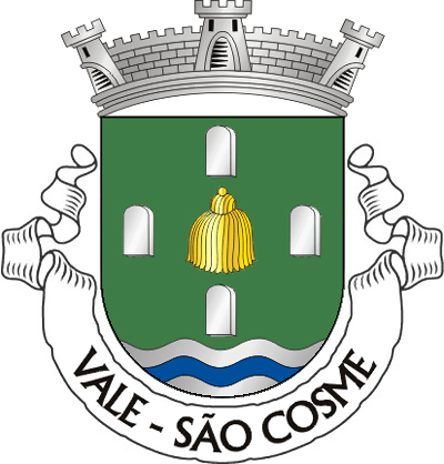 Escudo verde, borla doutoral de ouro, entre quatro marcos de propriedade de prata, um em chefe, um em ponta e um em cada flanco; campanha ondada de prata, azul e prata.  Coroa mural de prata de três torres.  Listel branco, com a legenda a negro: «VALE S. COSME». 