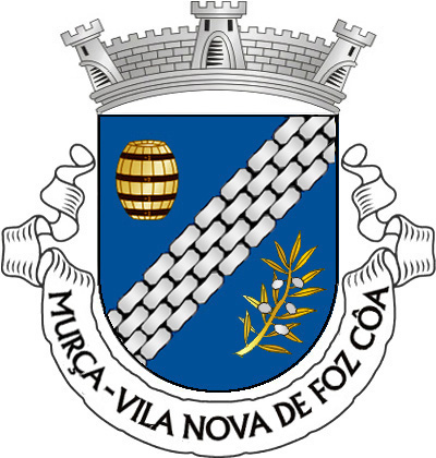 Escudo de azul, barra de prata lavrada de negro, acompanhada de um barril de ouro, com aros de negro, posto em pala e de um ramo de oliveira de ouro, frutado de prata. Coroa mural de prata de três torres. Listel branco, com a legenda a negro: «MURÇA - VILA NOVA de FOZ CÔA». 