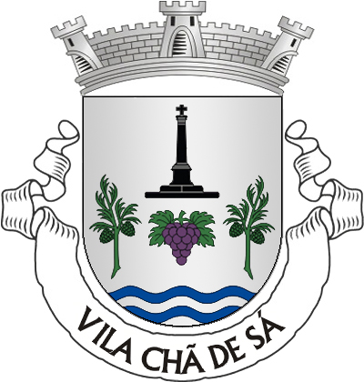 Escudo de prata, cacho de uvas de púrpura, folhado  de verde, entre dois ramos de pinheiro de verde, frutados  do mesmo; em chefe, cruzeiro de negro, realçado de prata;  em ponta, quatro burelas ondadas de azul e prata. Coroa  mural de prata de três torres. Listel branco, com a  legenda a negro: «VILA CHÃ DE SÁ». 