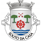 Escudo de prata, roda de azenha de vermelho, entre dois castanheiros de verde, com ouriços de ouro; em chefe, duas chaves de vermelho, passadas em aspa com os palhetões para o chefe e, em ponta, três burelas ondeadas de azul e prata. Coroa mural de prata de três torres. Listel branco, com a legenda a negro, em maiúsculas: «SOUTO DA CASA».