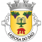 Escudo de ouro, fonte de verde jorrando água de  prata, entre dois cachos de uvas de púrpura, folhados de  verde, em chefe, e uma anta arqueológica de vermelho em  ponta. Coroa mural de prata de quatro torres. Listel branco,  com a legenda a negro: «LAJEOSA do DÃO». 