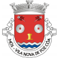 Escudo de vermelho, com duas mós de prata, furadas do campo e um perfil de carril de ouro; em chefe, dois ramos de laranjeira de prata, floridos do mesmo, o da dextra posto em banda e o da sinistra em barra; campanha diminuta de três burelas ondadas de prata e azul. Coroa mural de prata de três torres. Listel branco, com a legenda a negro: "Mós - Vila Nova de Foz Côa".