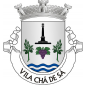 Escudo de prata, cacho de uvas de púrpura, folhado  de verde, entre dois ramos de pinheiro de verde, frutados  do mesmo; em chefe, cruzeiro de negro, realçado de prata;  em ponta, quatro burelas ondadas de azul e prata. Coroa  mural de prata de três torres. Listel branco, com a  legenda a negro: «VILA CHÃ DE SÁ». 